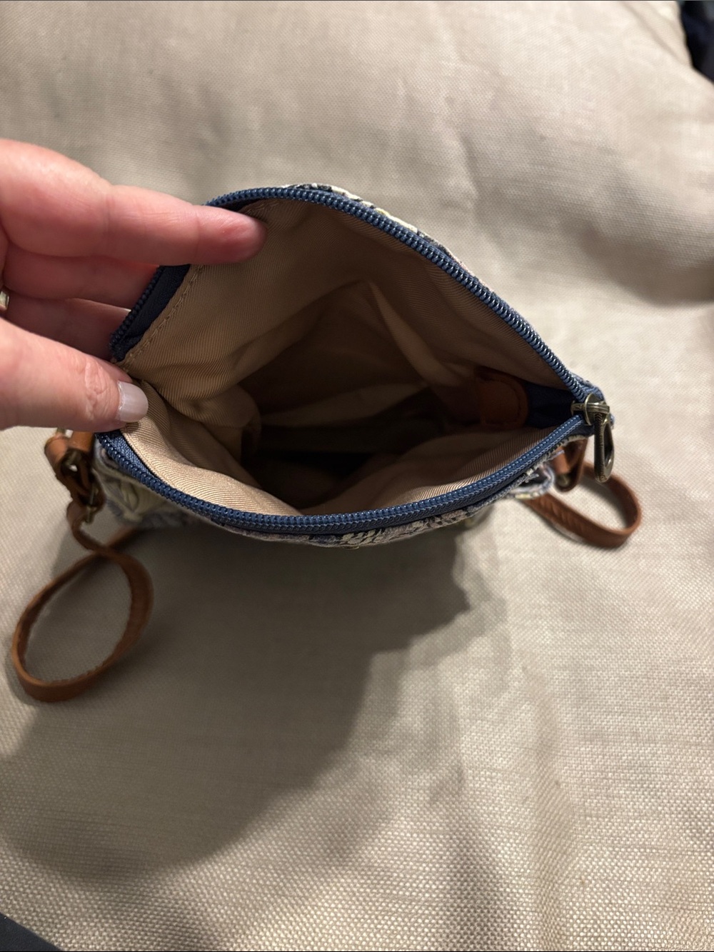 Sakroots Artist Circle Fold-Over Crossbody Bag - Picture 3 of 11
